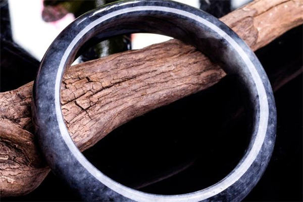 乌鸡种翡翠玉镯值钱吗,乌鸡种翡翠手镯市场价