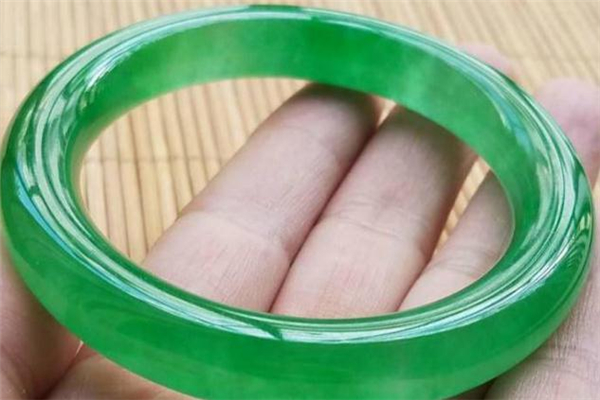 满绿翡翠手镯多少钱,满绿的翡翠玉镯多少钱一个