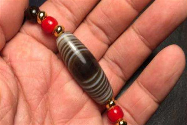 缠丝玛瑙简介及其功效作用,天然缠丝玛瑙有什么功效