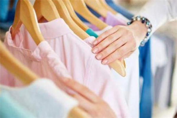 新衣服用盐水泡多久,新衣服用盐水泡要放多少盐