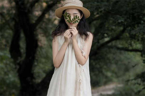 白色棉服搭配什么颜色的裙子,棉麻连衣裙配什么外套