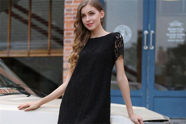 蕾丝打底衫配什么裙子好看,蕾丝短裙搭配什么上衣好看