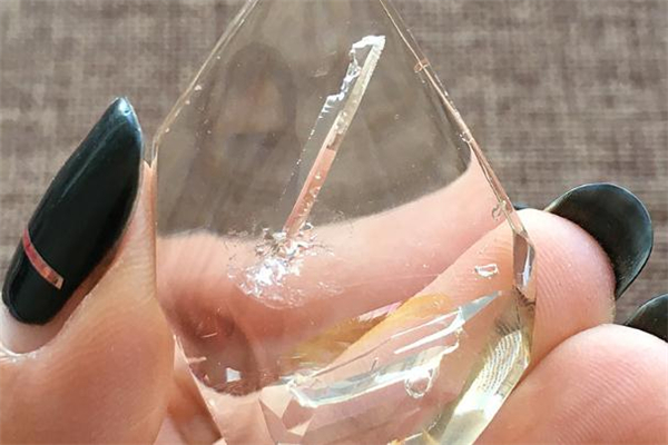 水晶里的水胆是怎么形成的,水胆水晶有什么功能