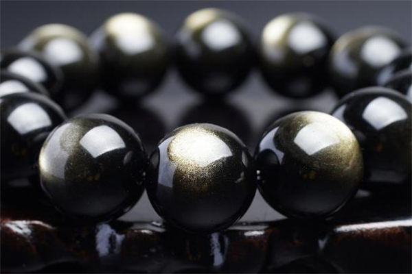 金曜石是黑曜石的一种吗,金曜石和银曜石区别