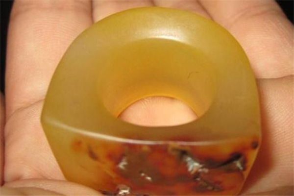 红玛瑙适合什么年龄戴,佩戴黄玛瑙的好处