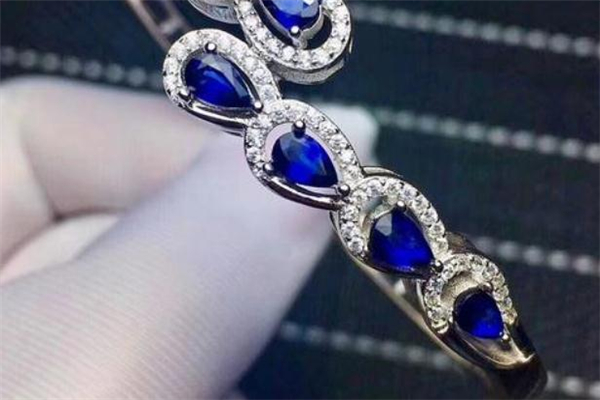 斯里兰卡蓝宝石怎么鉴别,斯里兰卡蓝宝石值钱吗