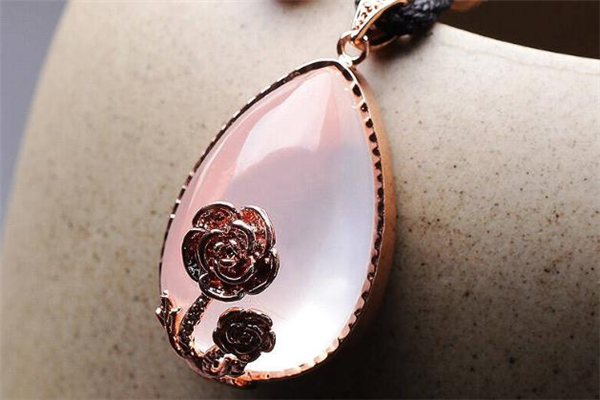 芙蓉石和芙蓉玉一样吗,芙蓉石属于玉石吗