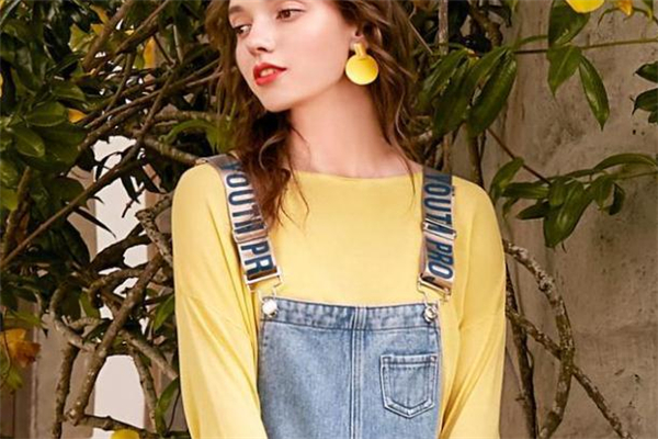 牛仔背带裤搭配什么外套好看图片,深色牛仔背带裤配什么上衣 牛仔背带裤搭配什么外套好看图片,深色牛仔背带裤配什么上衣