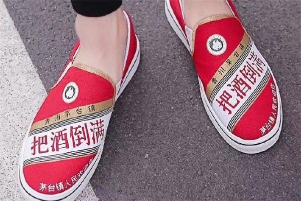 现在匡威帆布鞋专卖店的价格大概是多少