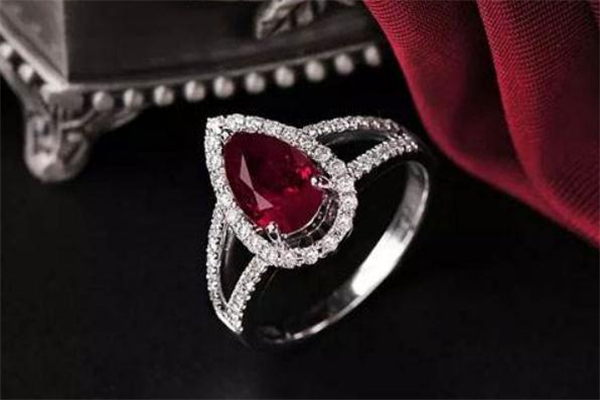 红宝石和红刚玉的区别是什么,红刚玉是红宝石吗 红宝石和红刚玉的区别是什么,红刚玉是红宝石吗