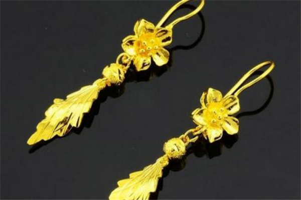 70岁老人戴什么样黄金耳环,老年人黄金耳环的戴法