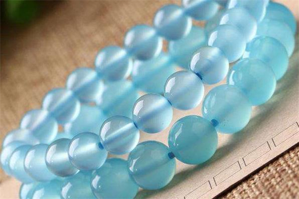 蓝色玉髓原石是什么样的,玉髓有蓝色的吗