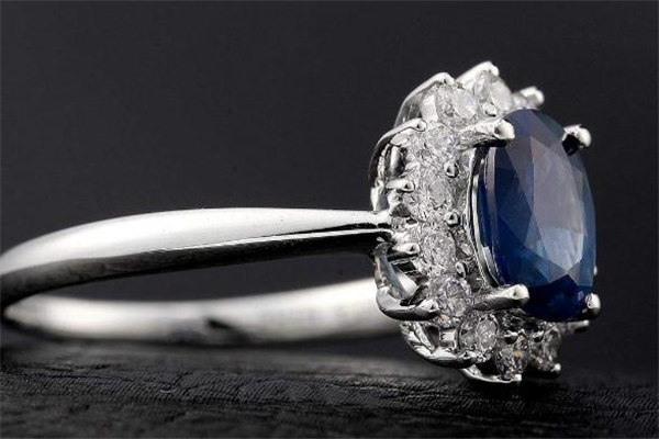 结婚纪念日送什么戒指,结婚纪念日送什么礼物比较实在