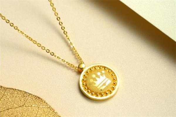 黄金项链搭配什么颜色衣服,黄金项链搭配什么吊坠好看