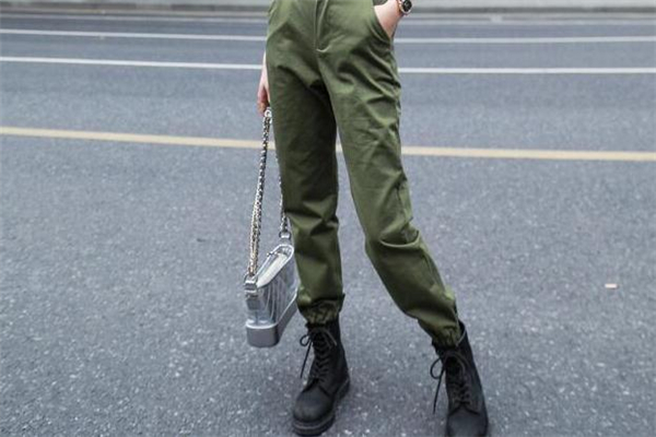 工装裤搭配什么鞋子好看 会搭可以很潮,工装裤配啥鞋子