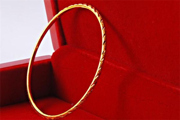 为啥黄金手镯有的刻字有的没有,黄金刻字会掉克数么