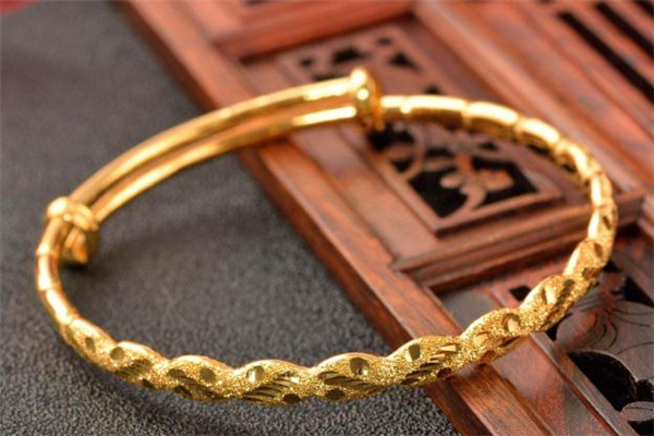 能不能戴黄金首饰泡温泉,黄金项链泡温泉可以戴吗