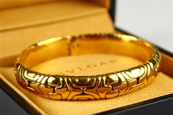 玉手镯能不能和黄金手镯戴一起,翡翠手镯能和黄金手镯戴在一起吗