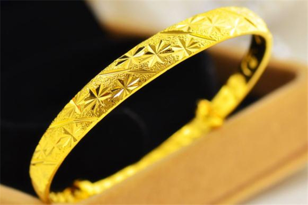 怎样清洗黄金手镯让它变亮,黄金手镯怎样清洗干净又发亮