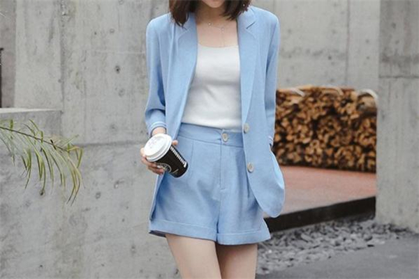 西装短裤配什么上衣比较好,西装短裤女怎么搭配