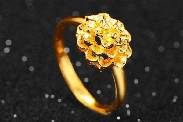 戴着黄金戒指可以用香皂洗手吗,金戒指可以用肥皂洗吗