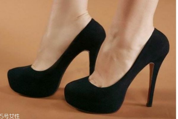 孕早期穿高跟鞋的危害,孕妇穿高跟鞋对胎儿有影响吗