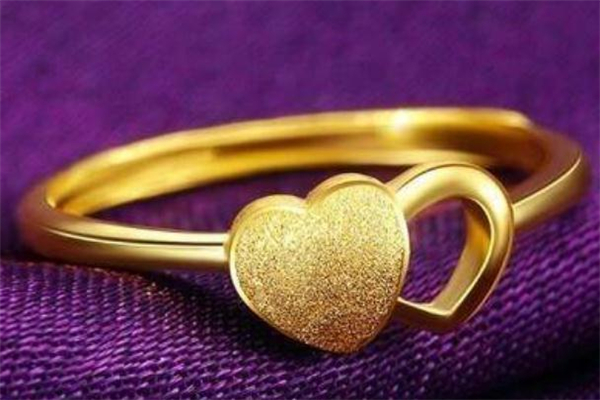 黄金戒指上为什么要缠红绳,黄金戒指上的红线怎么缠