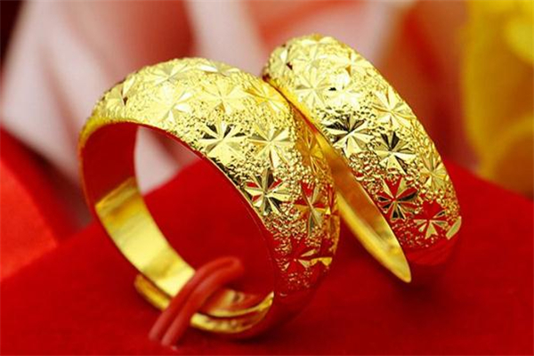 黄金戒指有按克卖的吗,金戒指按件买还是按克买划算