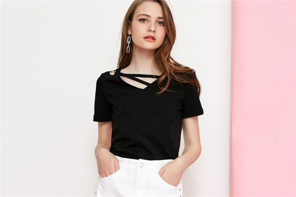 皮肤黄穿黑色衣服会不会显得更黑,皮肤偏黄适合黑色衣服吗 皮肤黄穿黑色衣服会不会显得更黑,皮肤偏黄适合黑色衣服吗