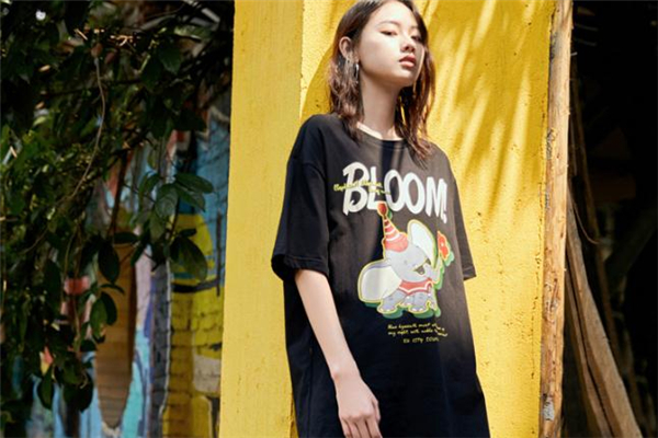 黑色衣服和白色衣服哪个显白,白色衣服显黑还是黑色衣服显黑