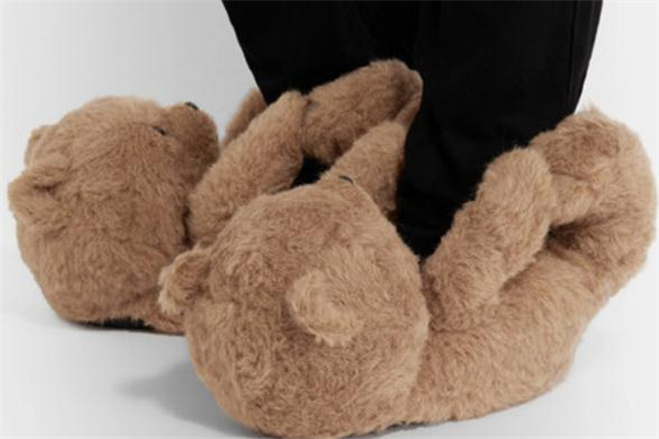 泰迪熊和鞋子,有泰迪熊的牌子的衣服