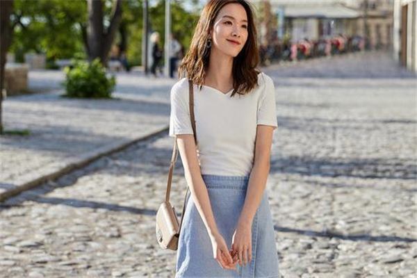 白色衣服被牛仔裤染色了怎么办,要怎么洗,牛仔裤的颜色染到白色衣服上怎么办