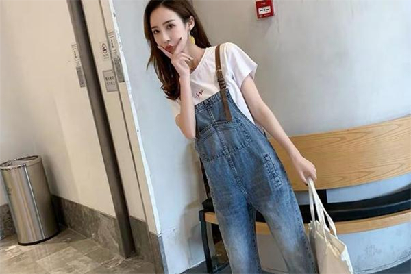 背带牛仔裤搭配什么上衣好看图片,牛仔背带裤怎么搭配上衣