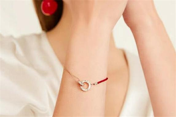 粗手腕戴什么手链好看,手腕粗适合戴手链还是手镯 粗手腕戴什么手链好看,手腕粗适合戴手链还是手镯