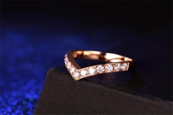 手指短粗的人适合戴什么戒指,手指粗适合戴细戒指吗 手指短粗的人适合戴什么戒指,手指粗适合戴细戒指吗