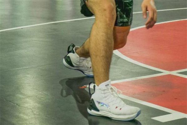 李宁驭帅13和音速8哪个好,驭帅13和音速8