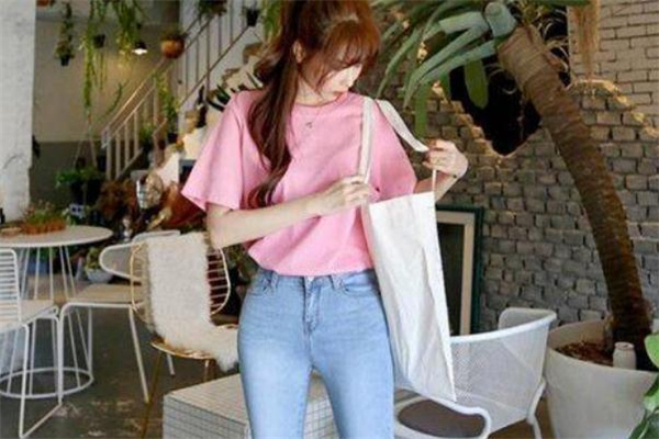 粉色T 恤配,粉色t恤搭什么颜色外套