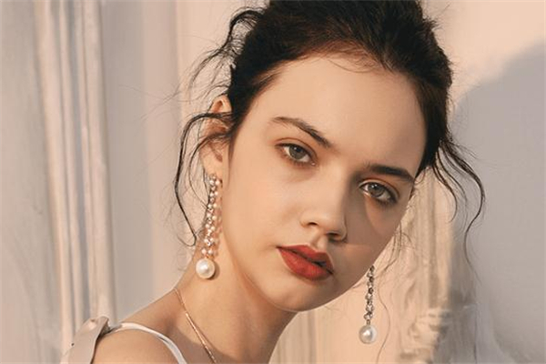 脖子长适合什么耳环,脖子短的女生适合戴什么耳环