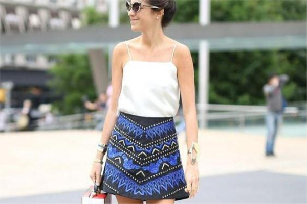 a字裙穿搭潮流图片女,冬季长款a字裙搭配什么上衣好看