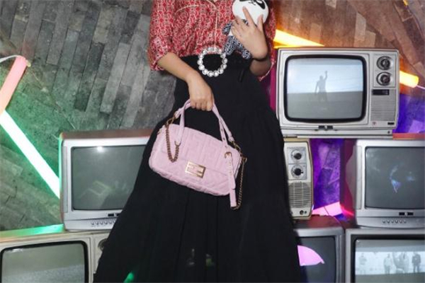 迪奥七夕限定包包,芬迪限量版包包价格