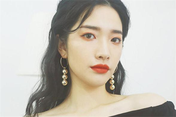 长发适合戴什么样的耳环,短发女生戴什么耳环比较好看
