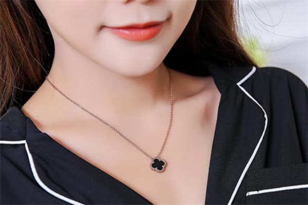 脖子短的人适合什么样的项链,脖子短适合长项链还是短项链