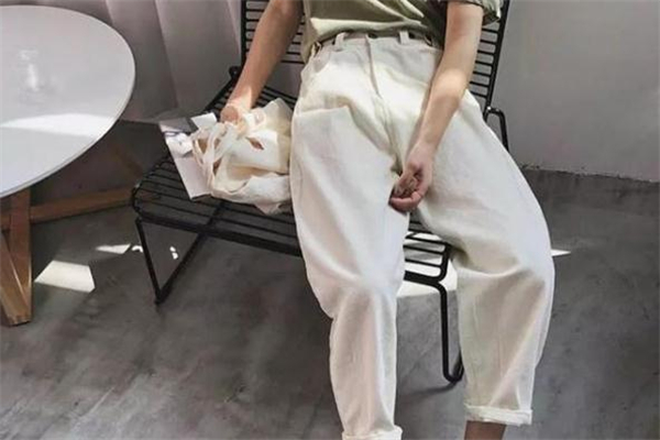 奶奶裤什么颜色百搭,今年流行的奶奶裤怎么搭配