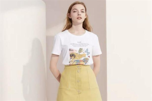 白色短裙搭配什么颜色的上衣好看,白色短裙配什么上衣比较好