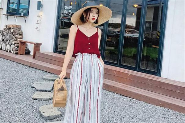 暗红色吊带裙配什么颜色外套,暗红色吊带裙搭配什么颜色