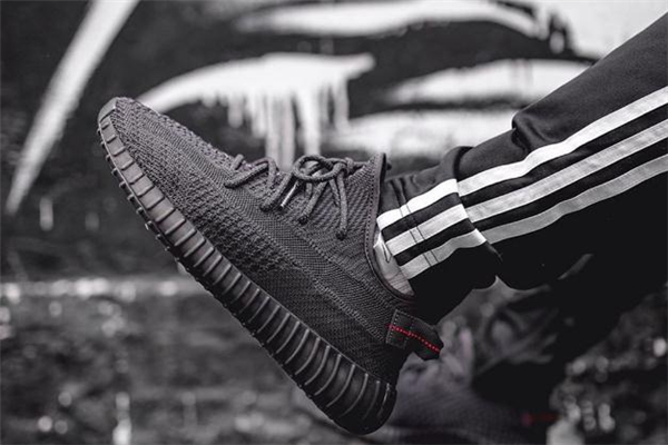 椰子黑天使配什么裤子,yeezy黑天使是纯黑的吗