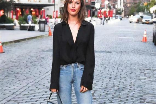 黑色衬衫搭配牛仔裤好看吗,黑色衬衫搭配牛仔裤的图片女
