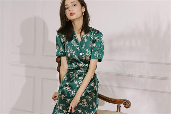 碎花短裙怎么搭配上衣,碎花裙穿搭