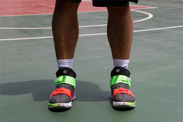 詹姆斯士兵13实战测评视频,詹姆斯士兵13深度评测