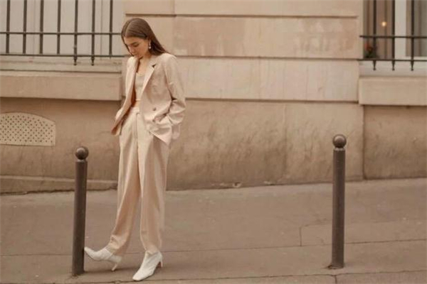 驼色西装搭配,驼色西装内搭什么颜色